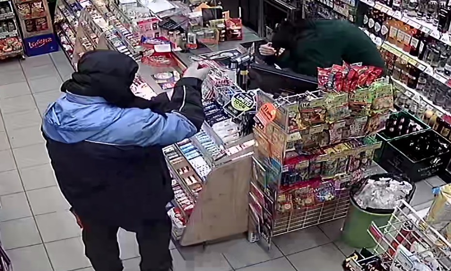 Publikujemy wizerunek mężczyzny podejrzewanego o rozbój w sklepie