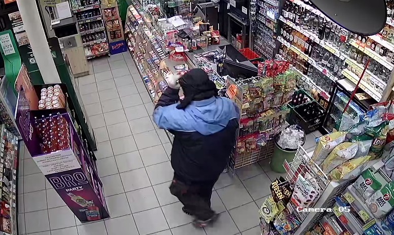 Publikujemy wizerunek mężczyzny podejrzewanego o rozbój w sklepie