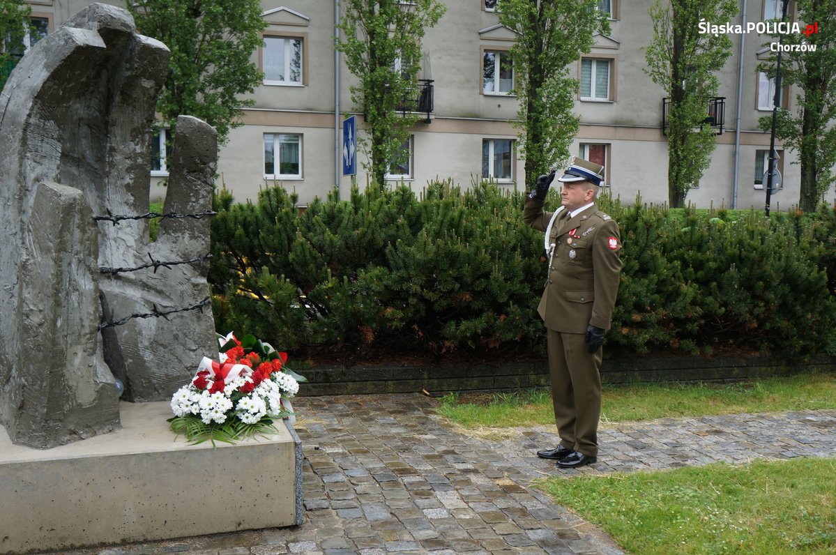 Uroczyste złożenie kwiatów pod pomnikiem więźniów "Bismarckhutte" w Chorzowie