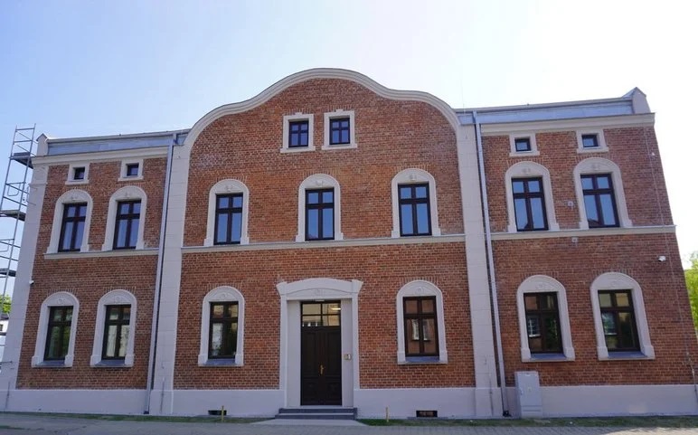 Kolejna miejska kamienica wyremontowana! Na jej elewacji powstaje wyjątkowy mural!