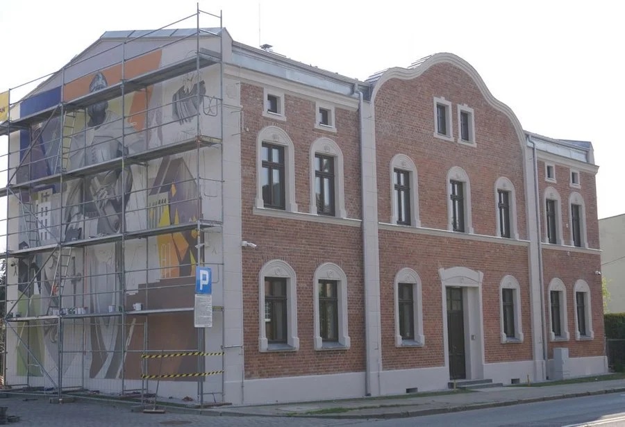 Kolejna miejska kamienica wyremontowana! Na jej elewacji powstaje wyjątkowy mural!