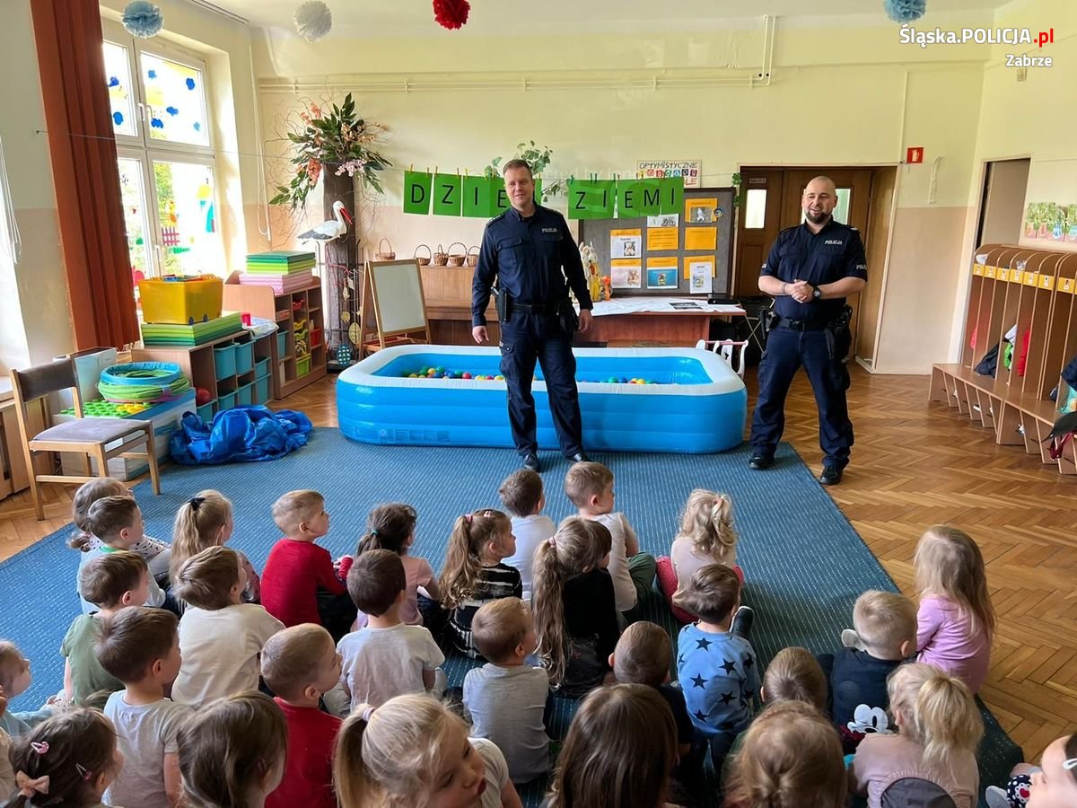 Dzielnicowi z drugiego komisariatu odwiedzili przedszkolaków