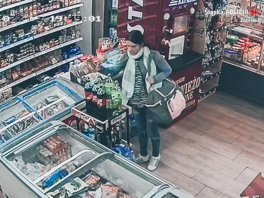 Kobieta posługiwała się skradzioną kartą bankomatową. Rozpoznajesz ją?
