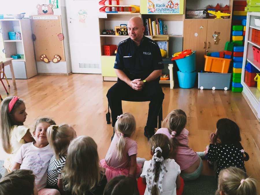 Dzielnicowy odwiedził przedszkolaków
