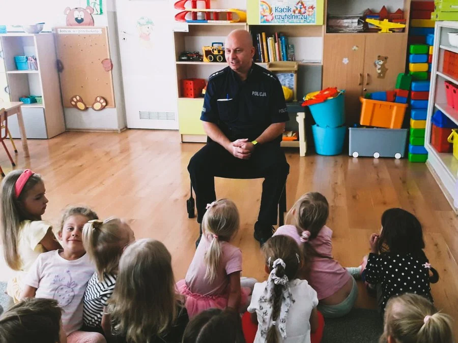 Dzielnicowy odwiedził przedszkolaków