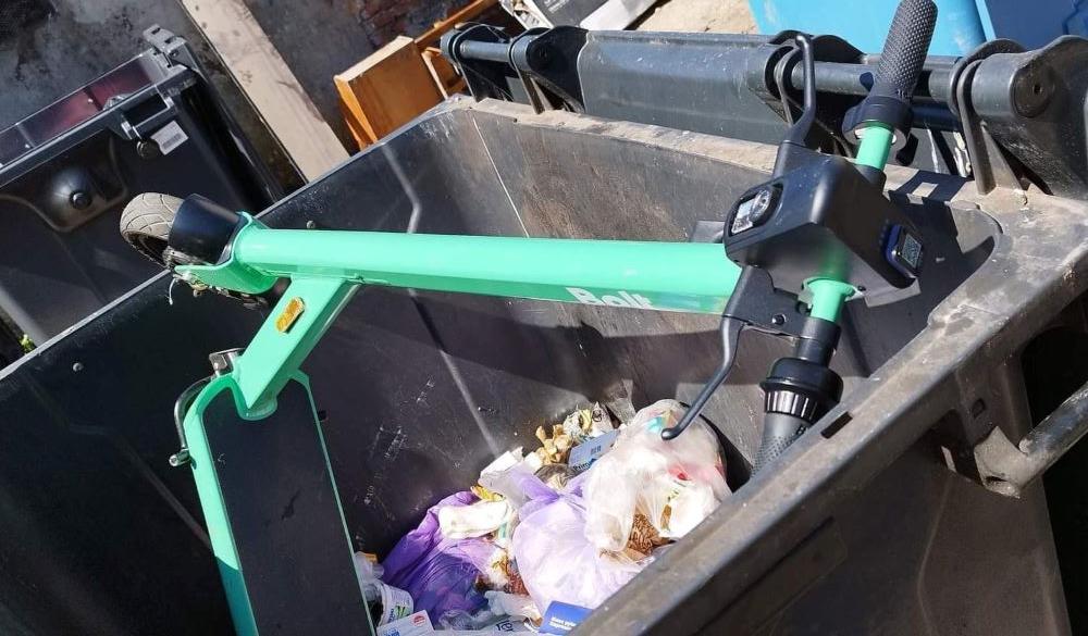 Hulajnoga elektryczna w śmietniku. To kolejny przypadek dewastacji