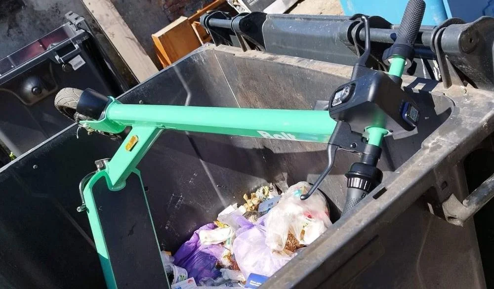 Hulajnoga elektryczna w śmietniku. To kolejny przypadek dewastacji