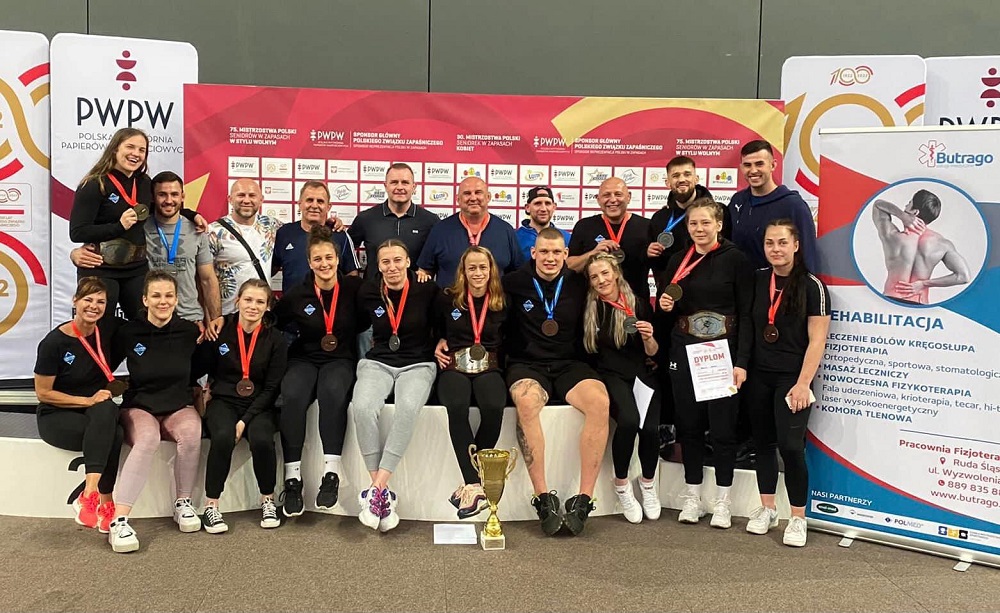 Zawodnicy ZKS Slavia z medalami Mistrzostw Polski Seniorów i Seniorek w zapasach