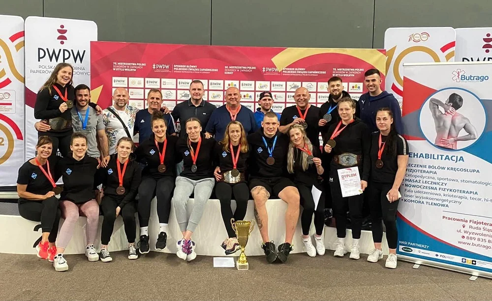 Zawodnicy ZKS Slavia z medalami Mistrzostw Polski Seniorów i Seniorek w zapasach