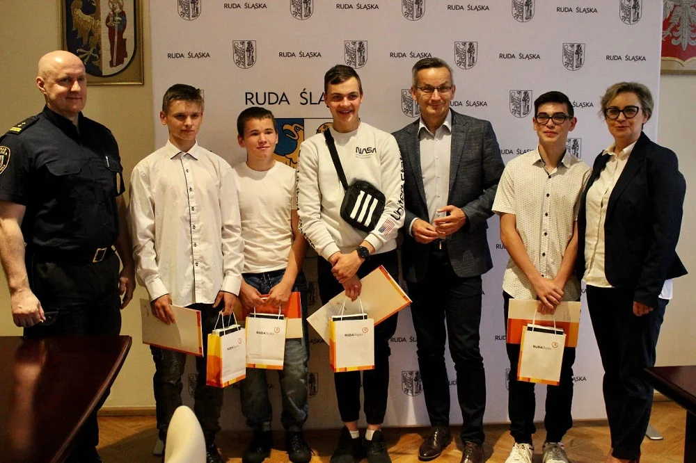 Bohaterska postawa młodych rudzian. Pomogli mężczyźnie, który wypadł z okna