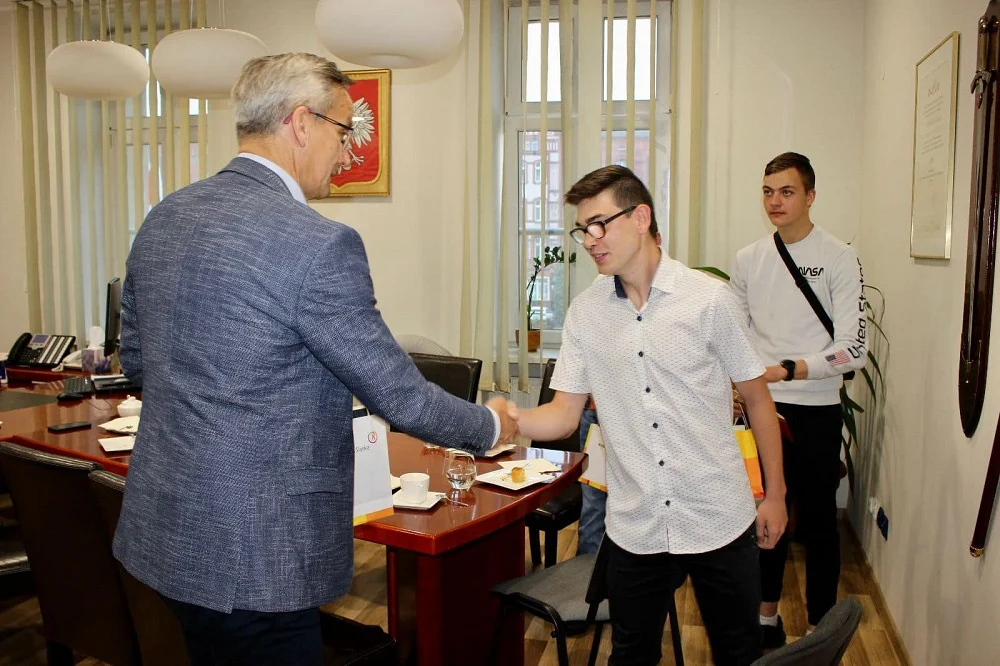 Bohaterska postawa młodych rudzian. Pomogli mężczyźnie, który wypadł z okna