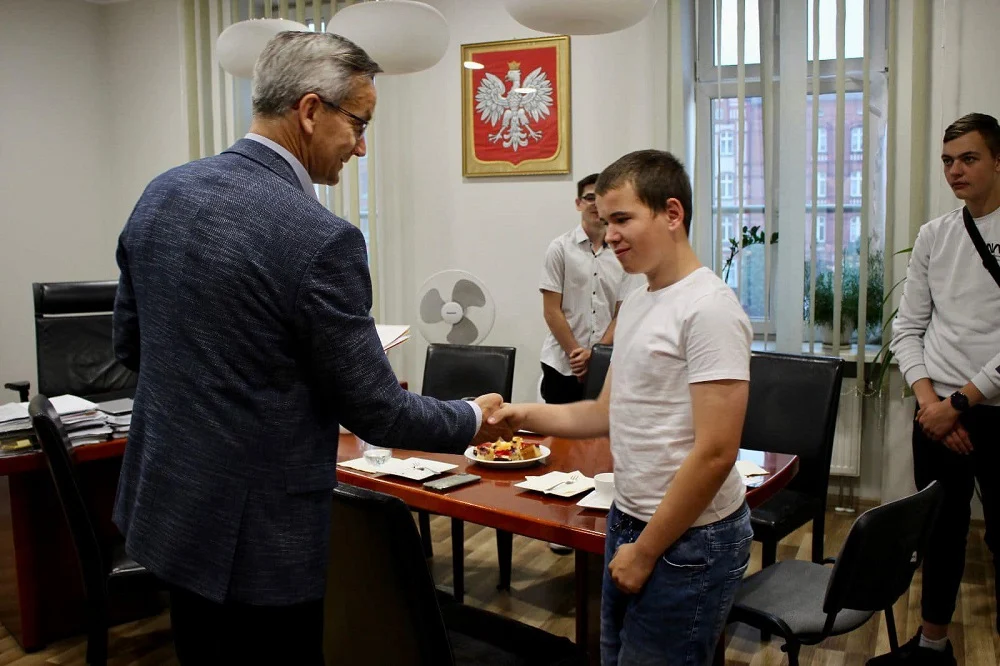 Bohaterska postawa młodych rudzian. Pomogli mężczyźnie, który wypadł z okna