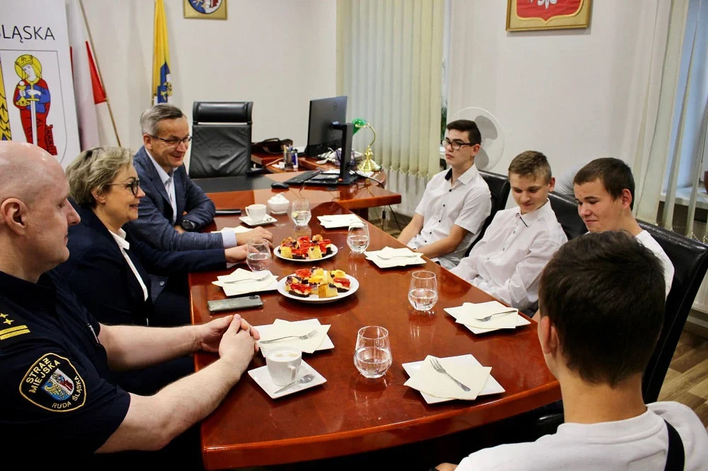 Bohaterska postawa młodych rudzian. Pomogli mężczyźnie, który wypadł z okna