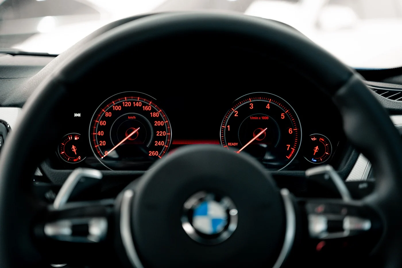 Kierowca BMW pędził 111 km/h na ulicy 1 Maja. Rajd zakończyli policjanci