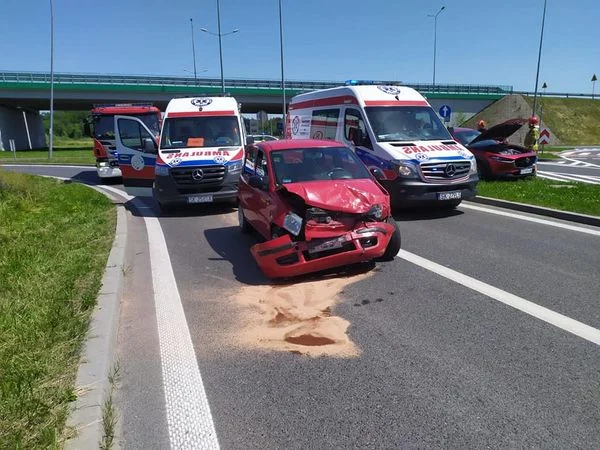 Zderzenie dwóch pojazdów na ul. Bukowej. Dwie osoby zostały poszkodowane