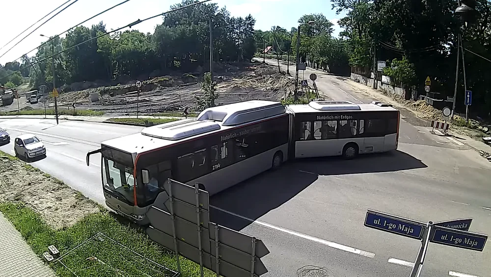 Niebezpieczny manewr kierowcy autobusu na ul. 1 Maja [FILM]