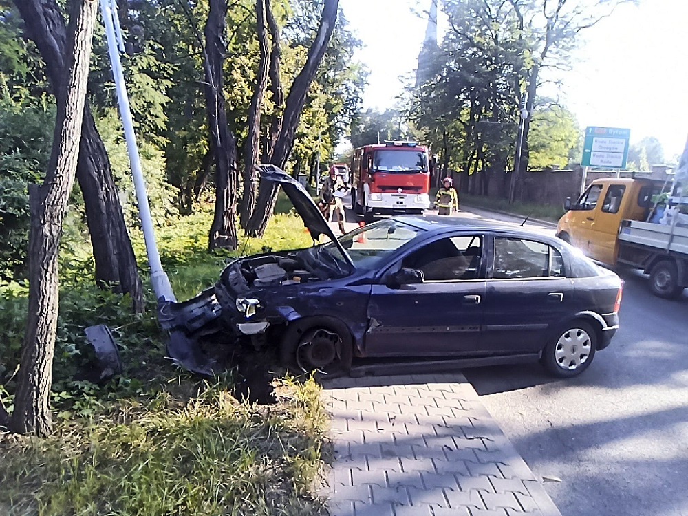 Samochód uderzył w latarnię! Groźna kolizja na ul. Karola Goduli