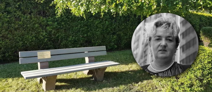 Przy I LO stanęła ławka upamiętniająca Elżbietę Żurek