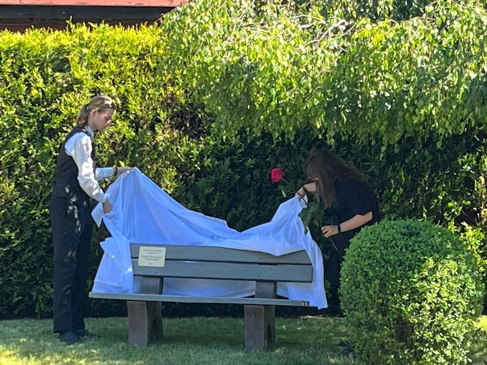 Przy I LO stanęła ławka upamiętniająca Elżbietę Żurek