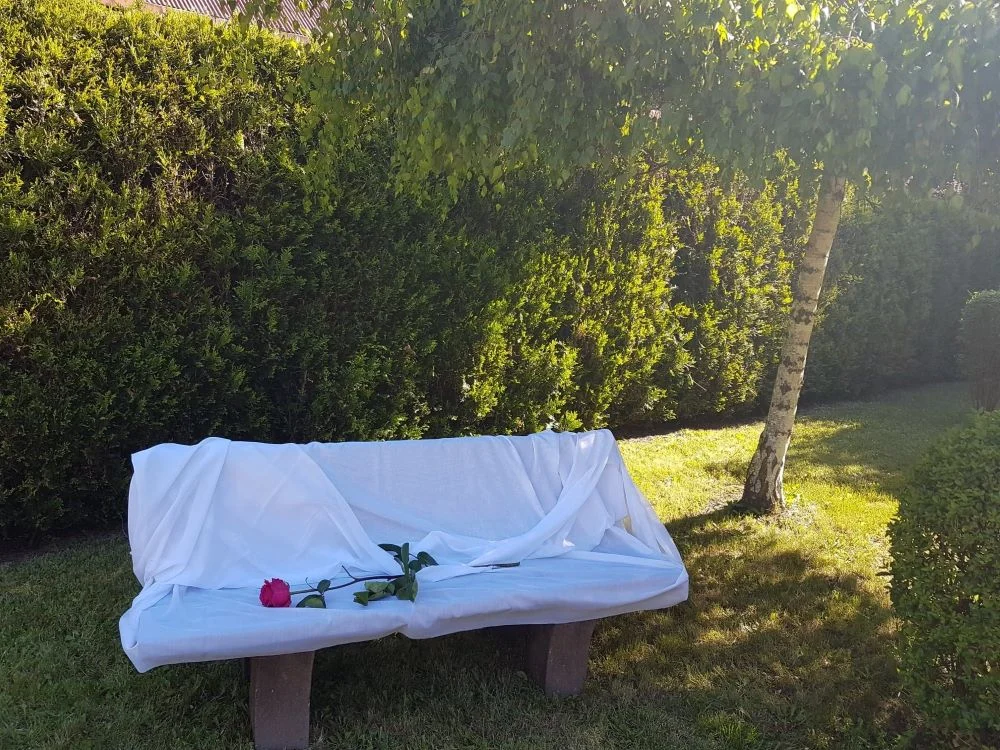 Przy I LO stanęła ławka upamiętniająca Elżbietę Żurek