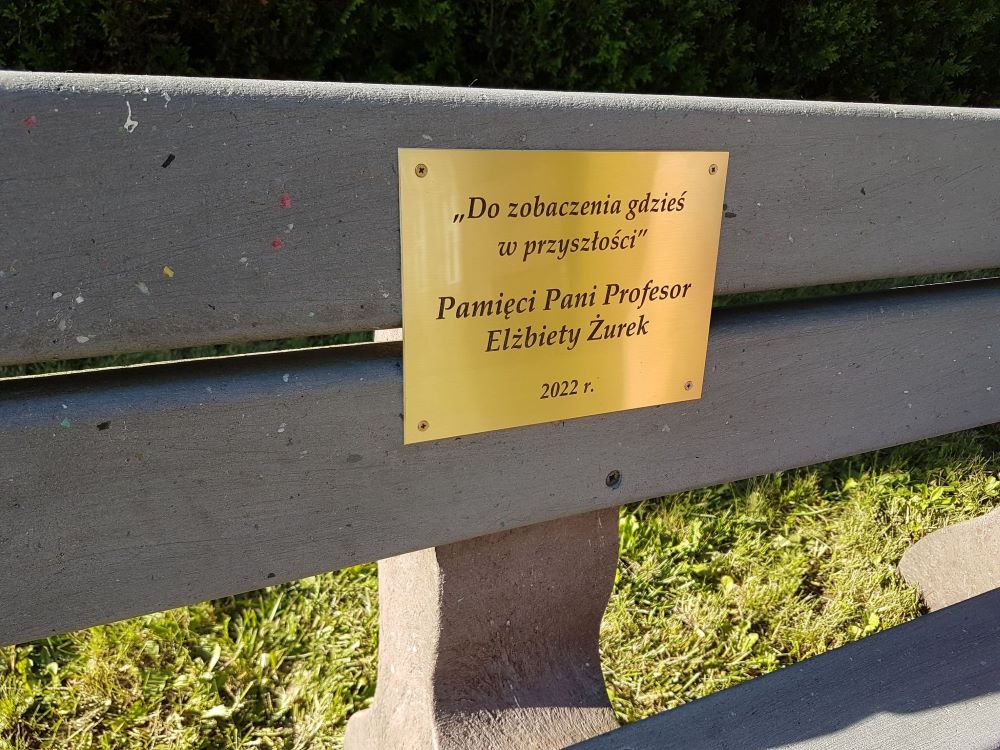 Przy I LO stanęła ławka upamiętniająca Elżbietę Żurek