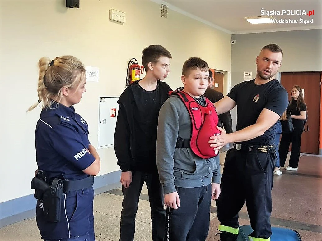Dzień Dziecka w wodzisławskim ekonomiku z policjantami i strażakami