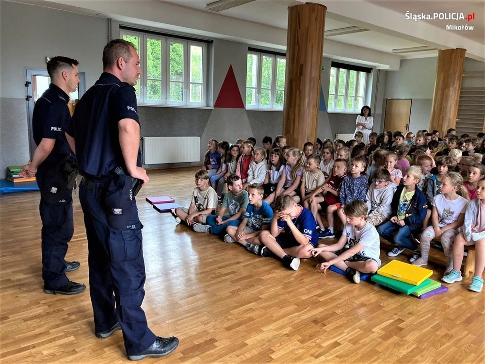 Łaziscy dzielnicowi z kampanią "Safe in Poland "