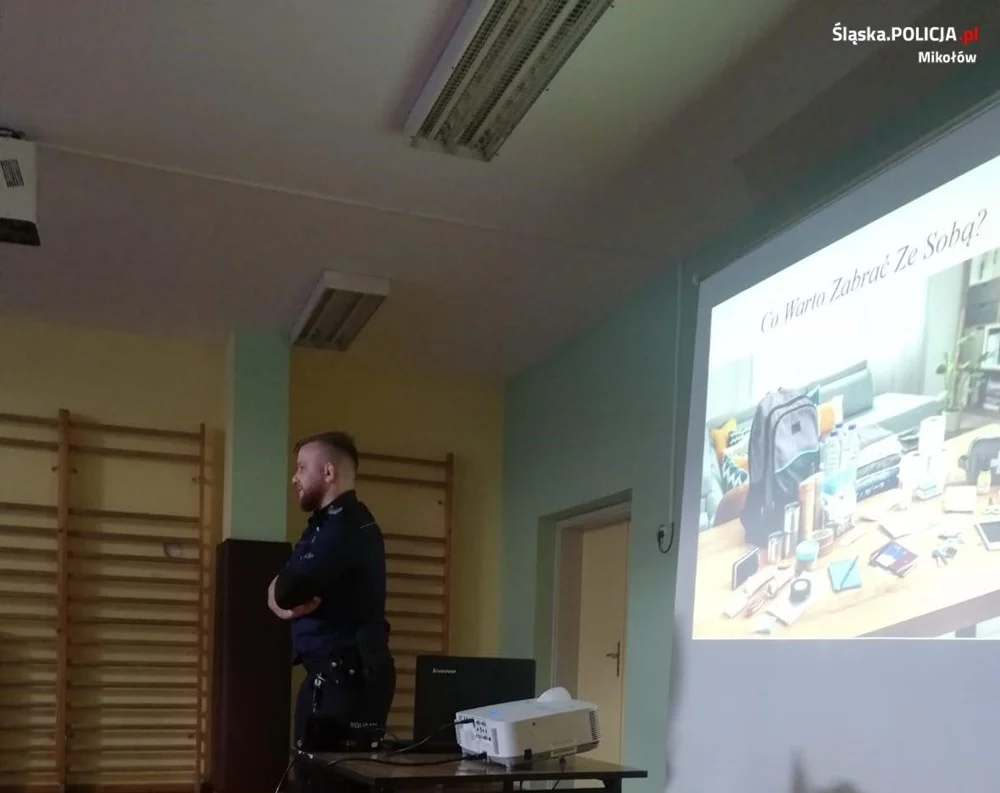 Bezpieczne wakacje z łaziskim dzielnicowym