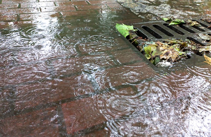 Ulewa przeciążyła kanalizację deszczową