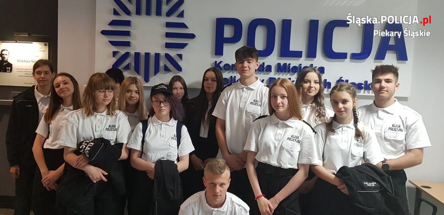 Klasa policyjna z wizytą w piekarskiej komendzie