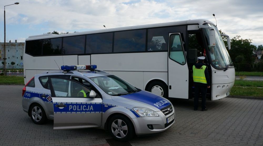 Policja skontroluje autobus przed wyjazdem na wakacje