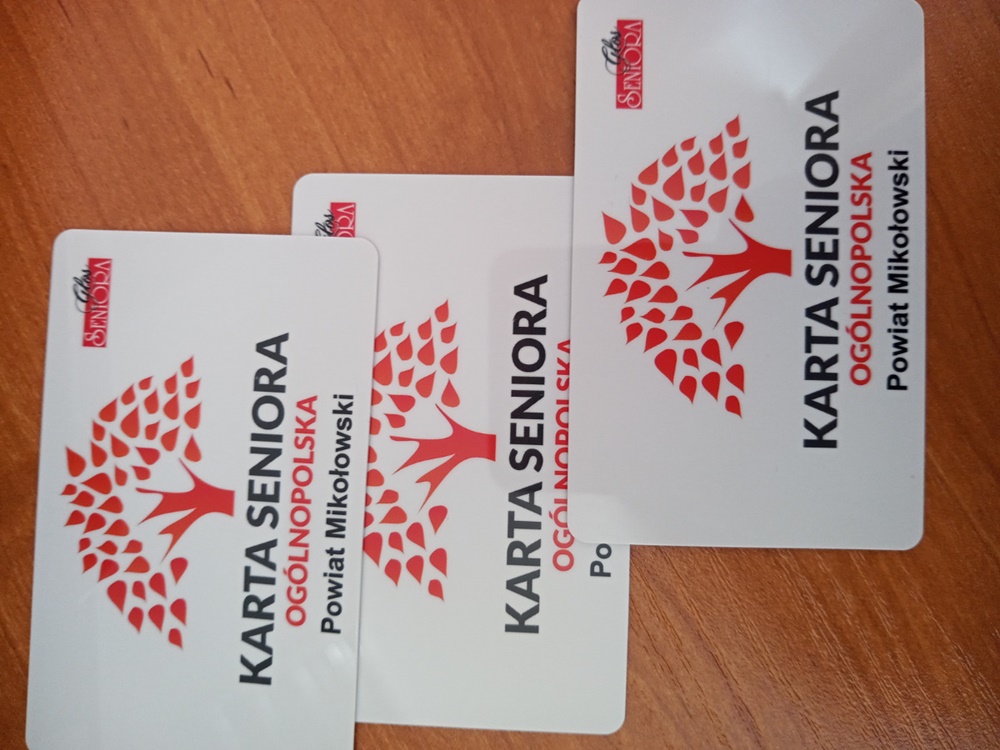 Zniżki dla osób 60+. Jak odebrać Ogólnopolską Kartę Seniora?