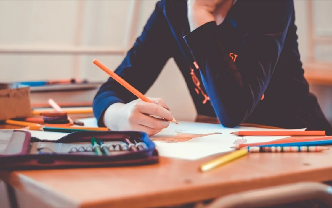 Humorem i (u)śmiechem – wystawa karykatur Szymona Teluka