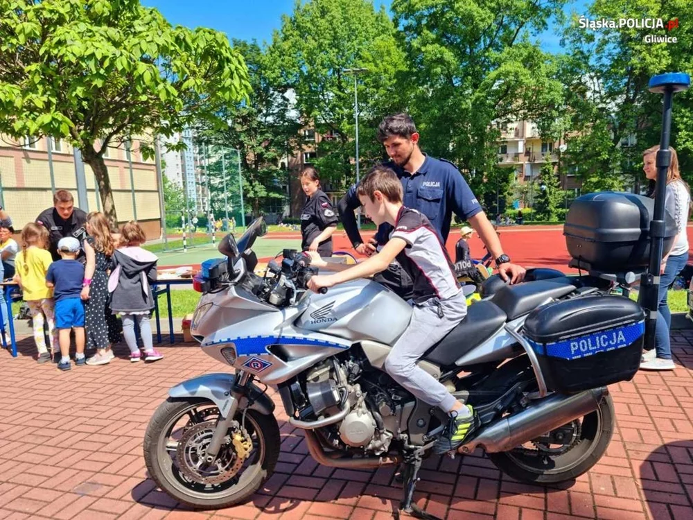 Mundurowi na festynie z okazji Dnia Dziecka