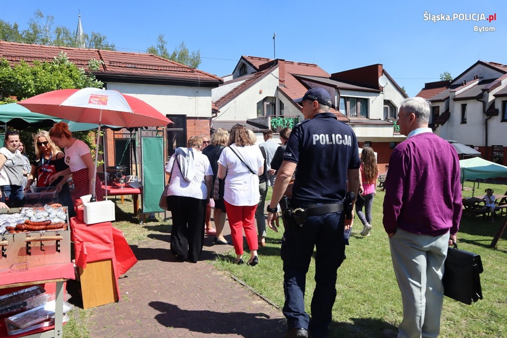 Mundurowi na pikniku w Domu Dziecka