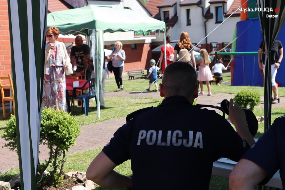 Mundurowi na pikniku w Domu Dziecka