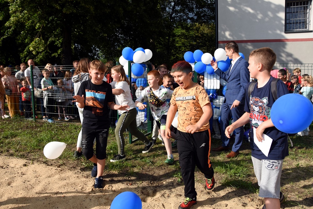 Kolejna szkoła z podwórkiem talentów