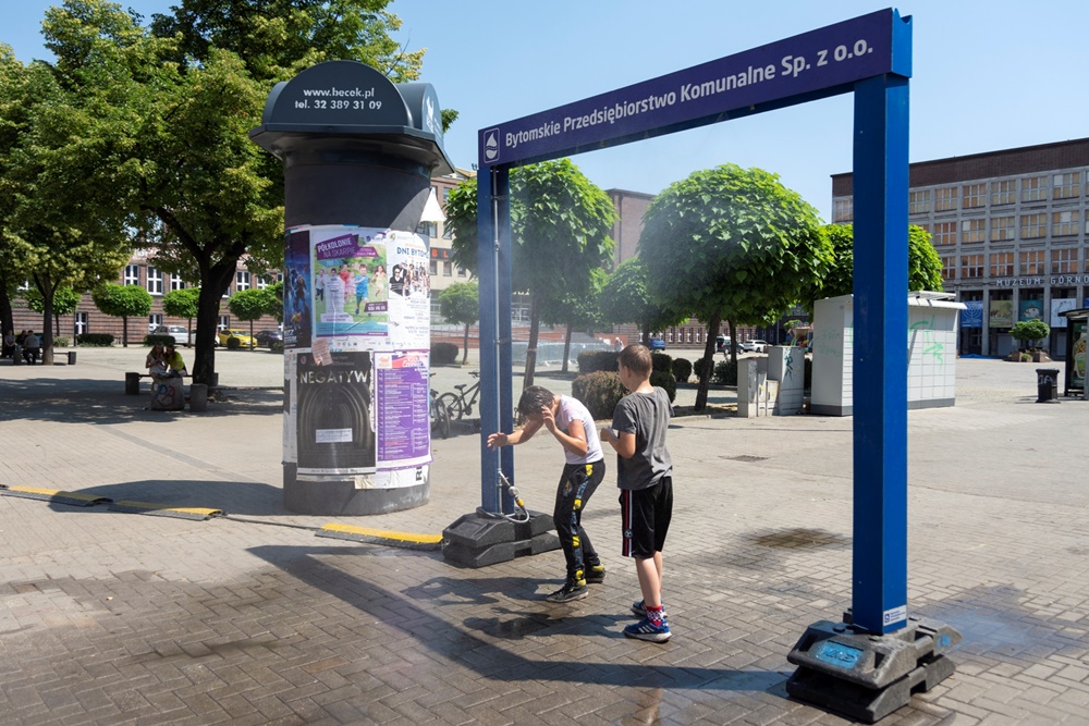 Kurtyny wodne już działają