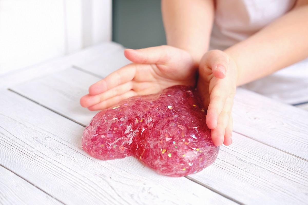 ​Zabawa Slime’em – Jak stworzyć swojego własnego glutka?