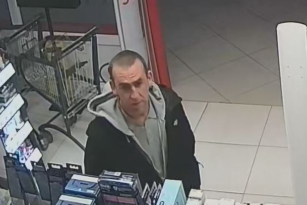 Sprawcy ukradli urządzenia elektryczne o wartości blisko 600 zł. Rozpoznajesz ich?