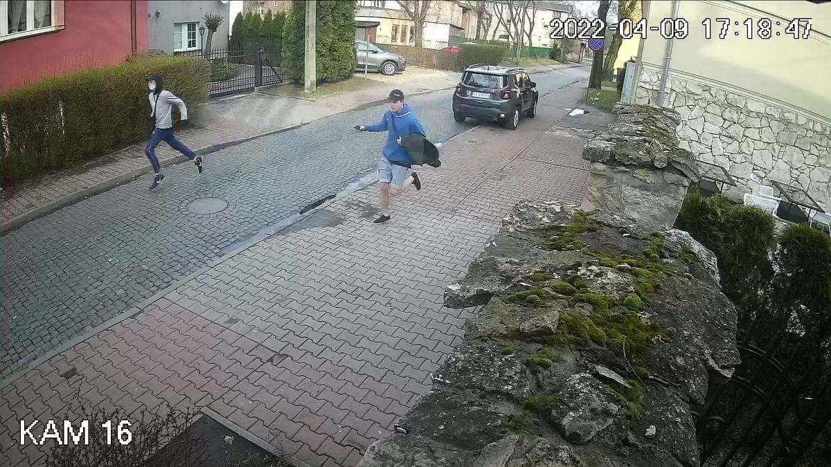 Sprawcy ukradli telefon Samsung o wartości blisko 700 złotych. Rozpoznajesz ich?