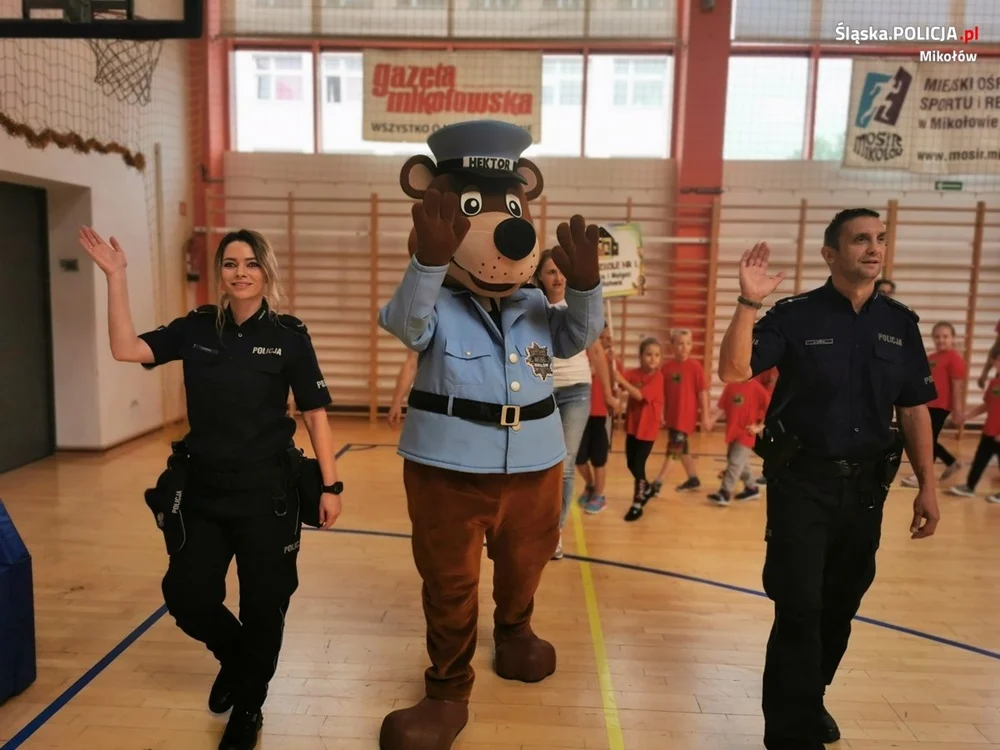 Policjanci na spartakiadzie przedszkolaków