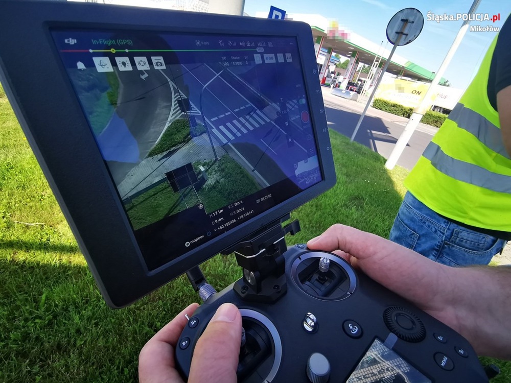 Policyjny dron nad mikołowskim odcinkiem DK 81