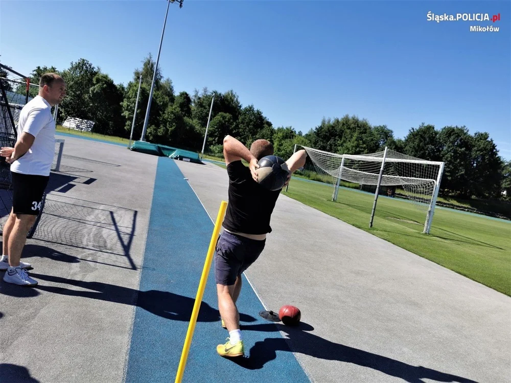 Policjanci podczas obowiązkowych testów sprawnościowych