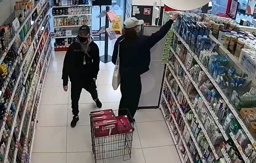 Podejrzani o kradzież szczoteczek do zębów. Rozpoznajesz ich?