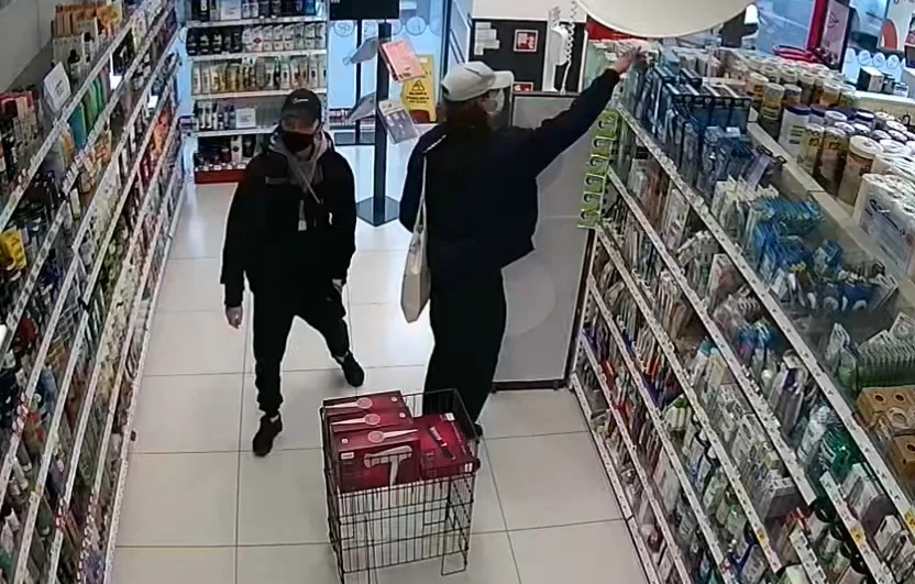 Podejrzani o kradzież szczoteczek do zębów. Rozpoznajesz ich?