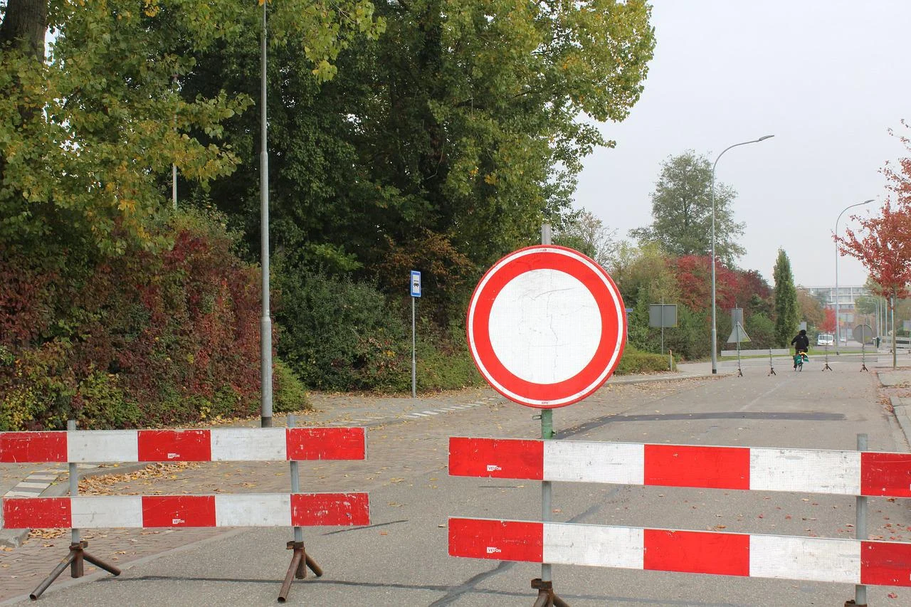 Awaria wodociągu w ciągu ul. Cmentarnej. Wprowadzono objazdy!