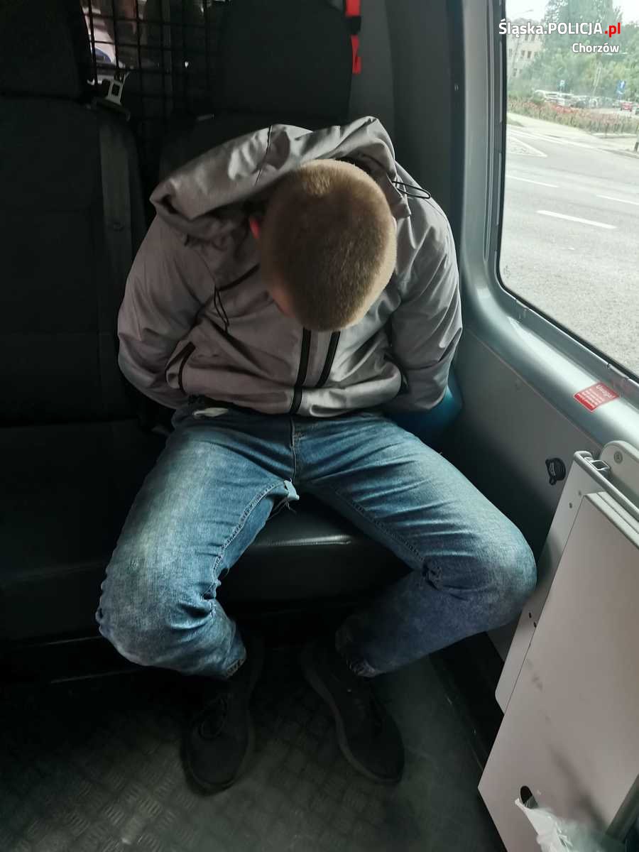 31-latek uciekając przed policyjną kontrolą doprowadził do kolizji z innym pojazdem