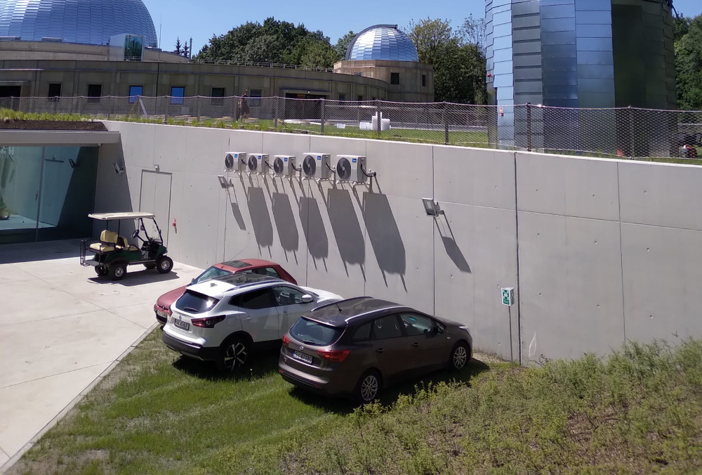 Pracownicy planetarium parkują samochody na trawie? Rzecznik planetarium odpowiada