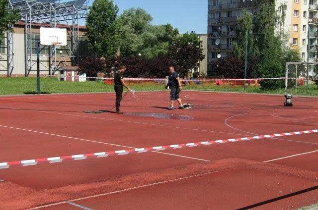 Dobra wiadomosć dla młodzieży, piłkarzy i koszykarzy! Trwa remont boisk osiedlowych